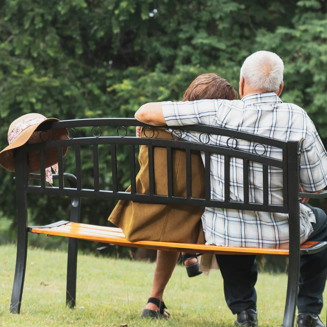 deux personnes âgées su un banc pour illustrer mon article sur le bien vieillir via l'alimentation | Hélène Kraus | nutritionniste